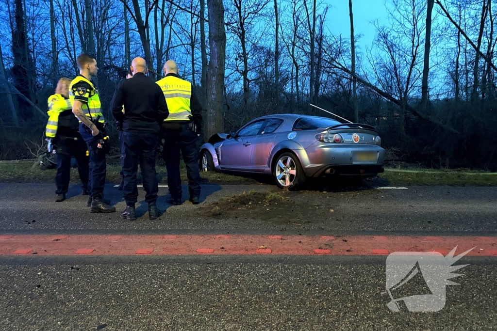 Gewonde nadat auto tegen boom klapt