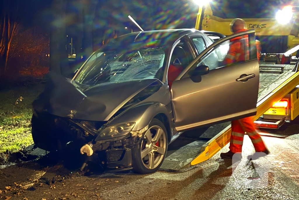 Gewonde nadat auto tegen boom klapt