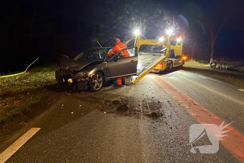Gewonde nadat auto tegen boom klapt