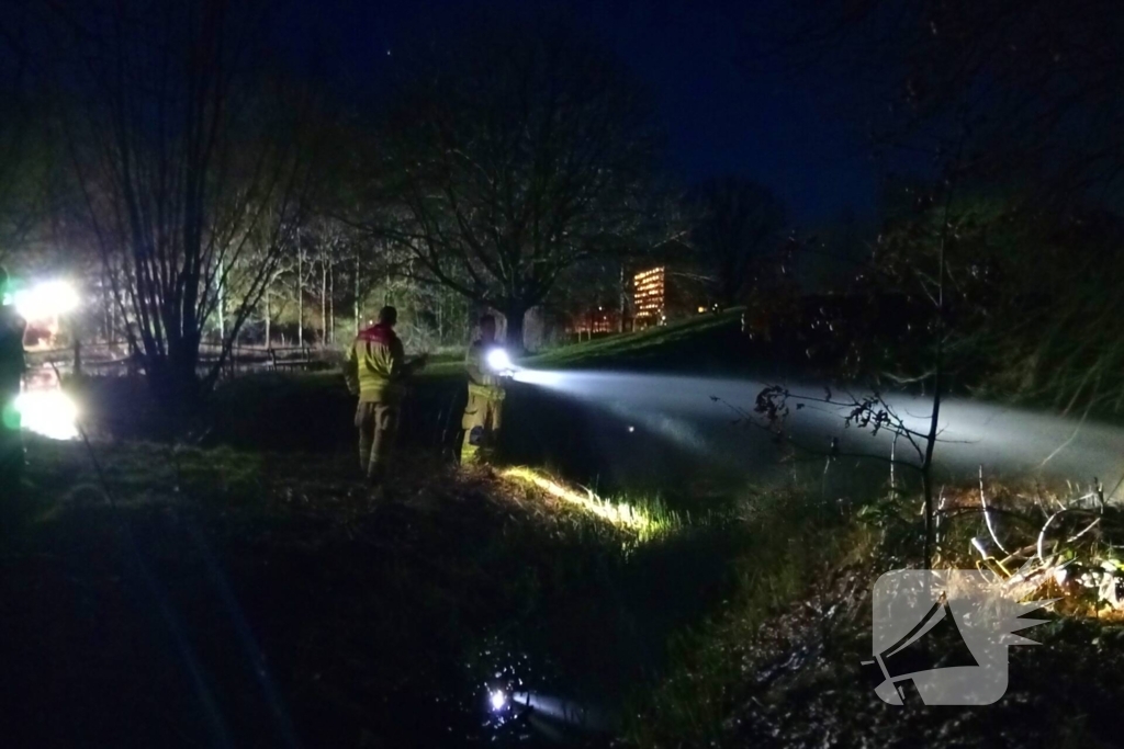 Brandweer blust brandend riet