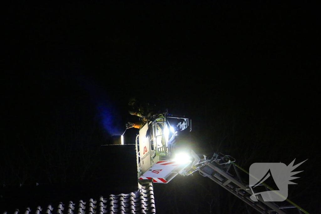 Brand in schoorsteen van woning