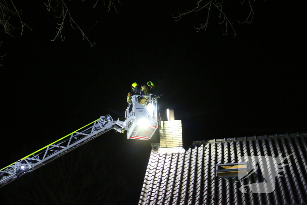 Brand in schoorsteen van woning