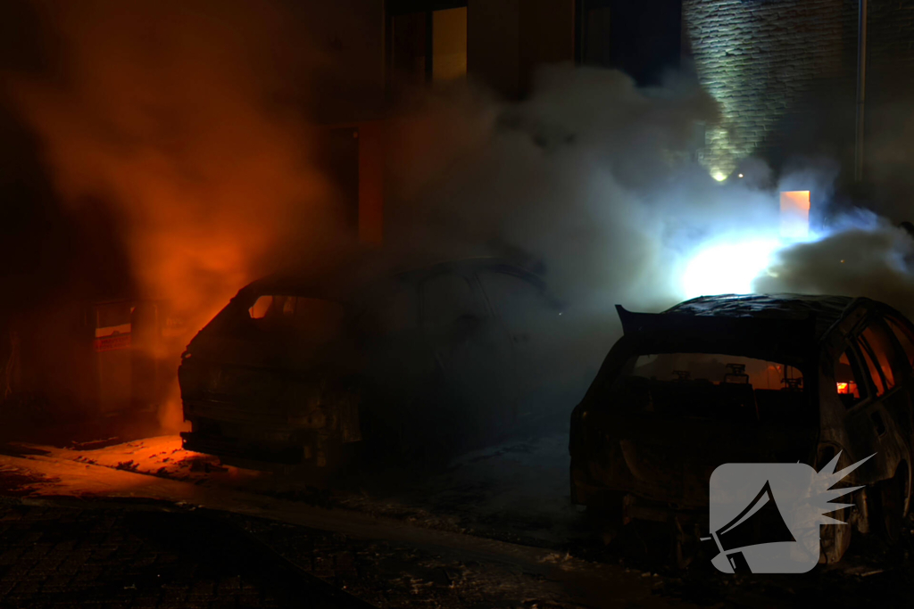 Twee auto's in vlammen op gegaan na vermoedelijke brandstichting