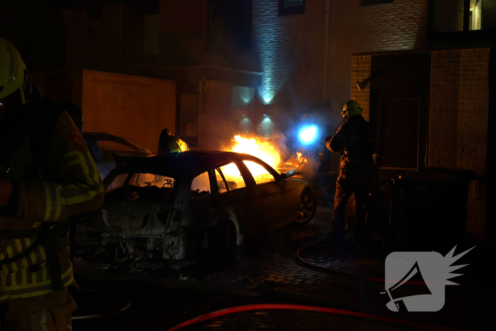 Twee auto's in vlammen op gegaan na vermoedelijke brandstichting