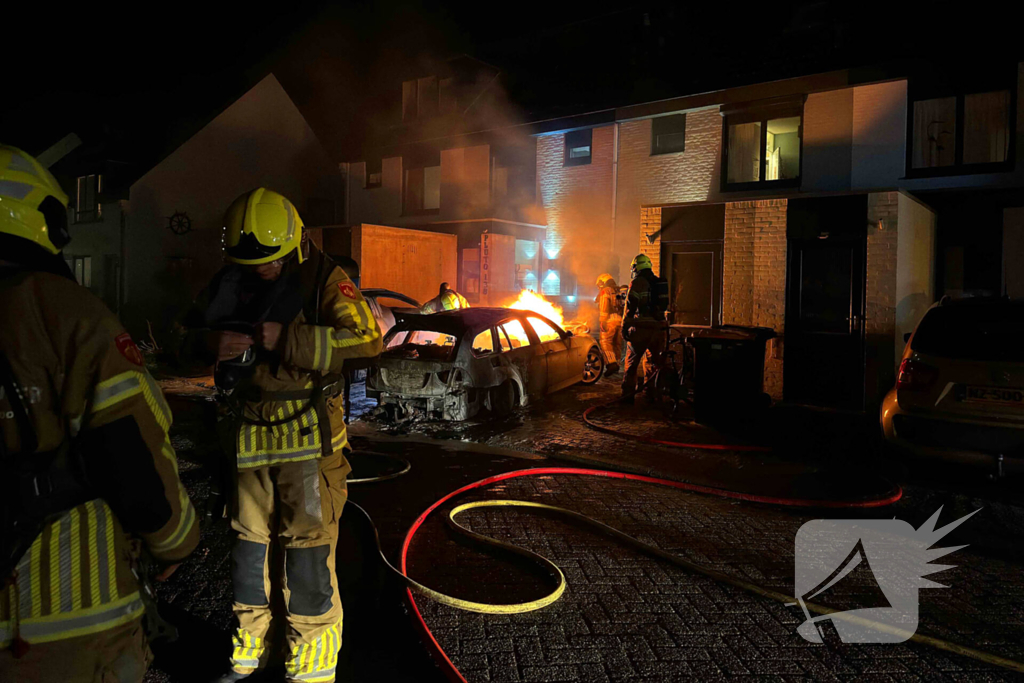 Twee auto's in vlammen op gegaan na vermoedelijke brandstichting