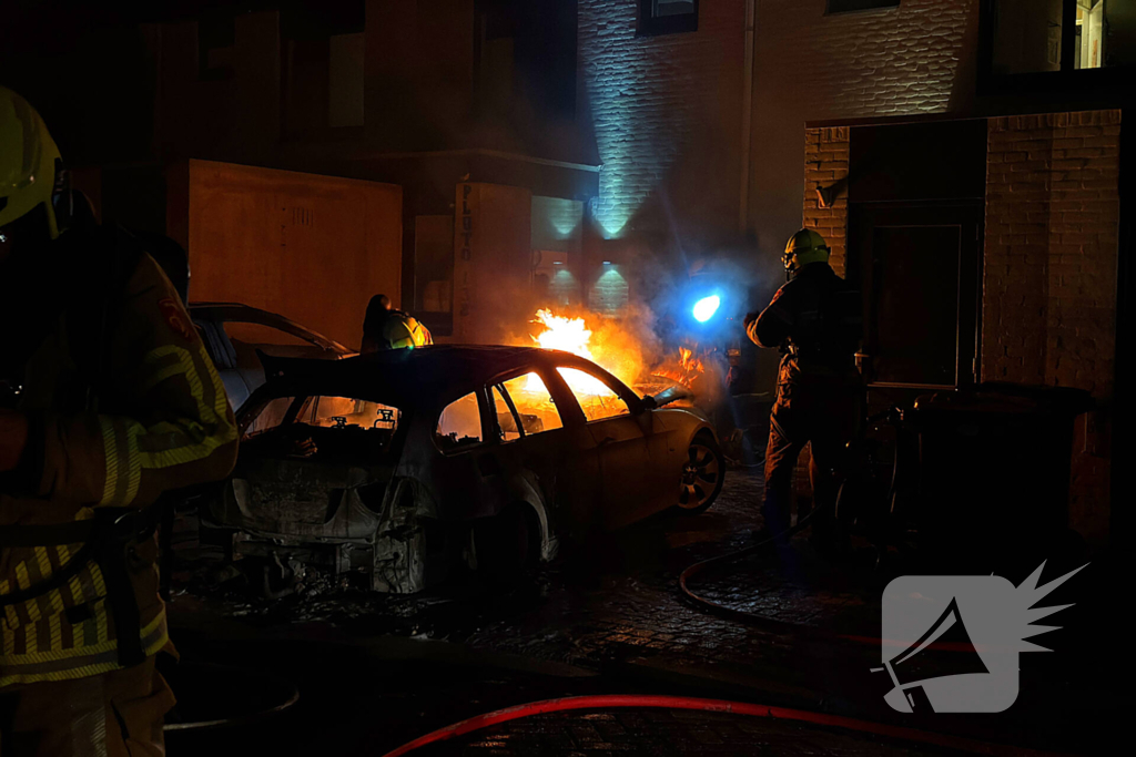 Twee auto's in vlammen op gegaan na vermoedelijke brandstichting