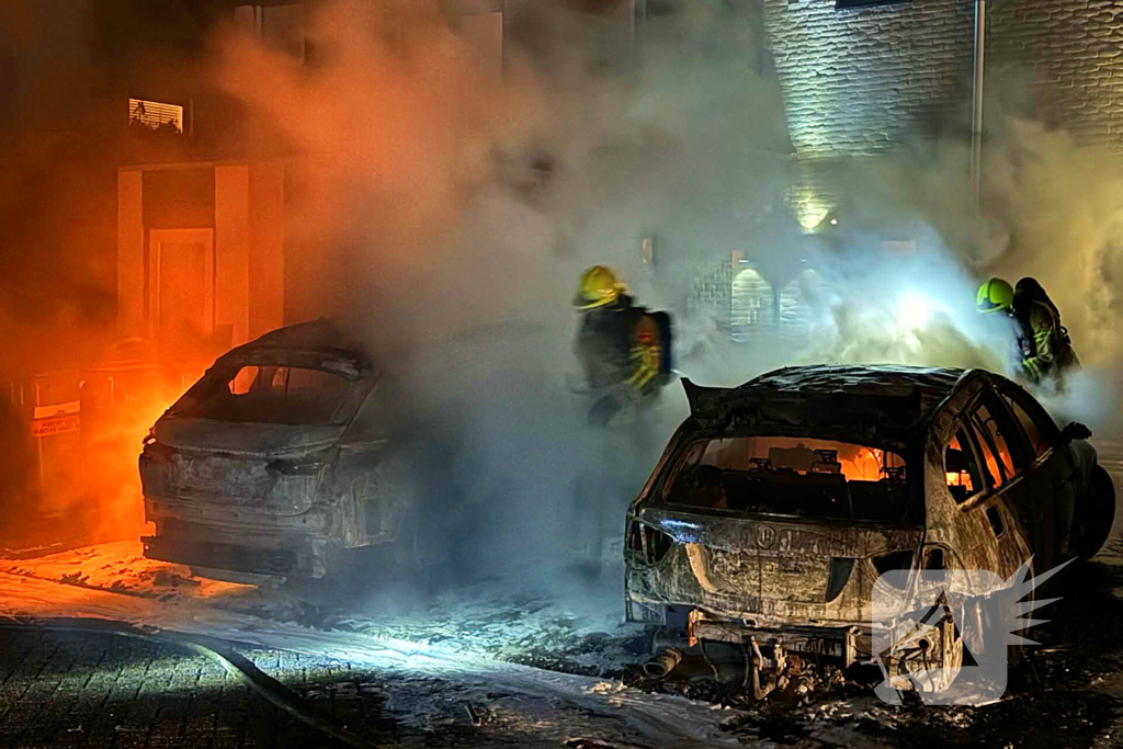 Twee auto's in vlammen op gegaan na vermoedelijke brandstichting