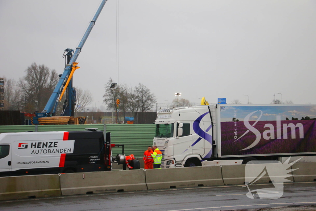 Vrachtwagen met klapband veroorzaakt flinke file