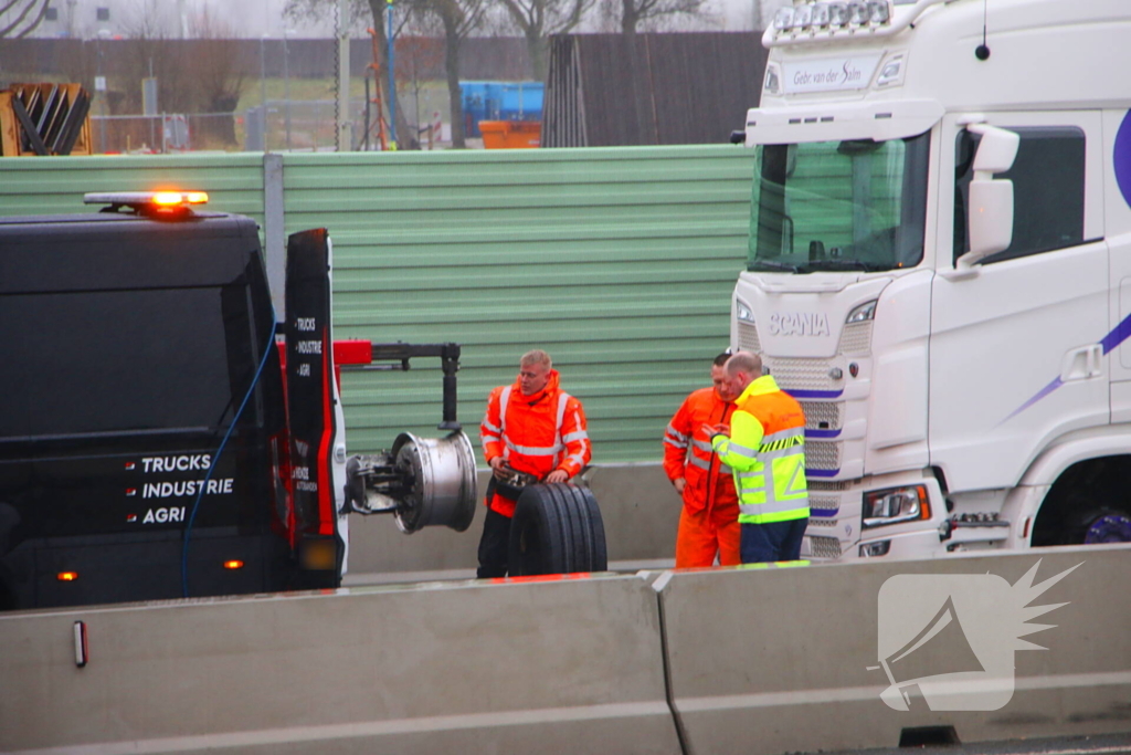 Vrachtwagen met klapband veroorzaakt flinke file