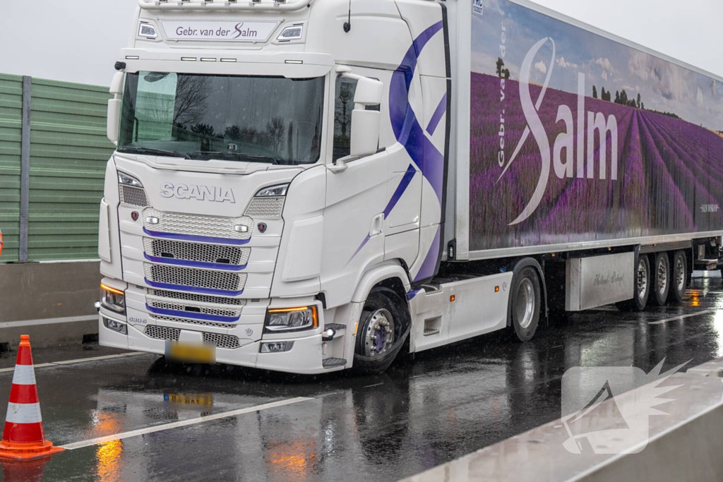 Vrachtwagen met klapband veroorzaakt flinke file