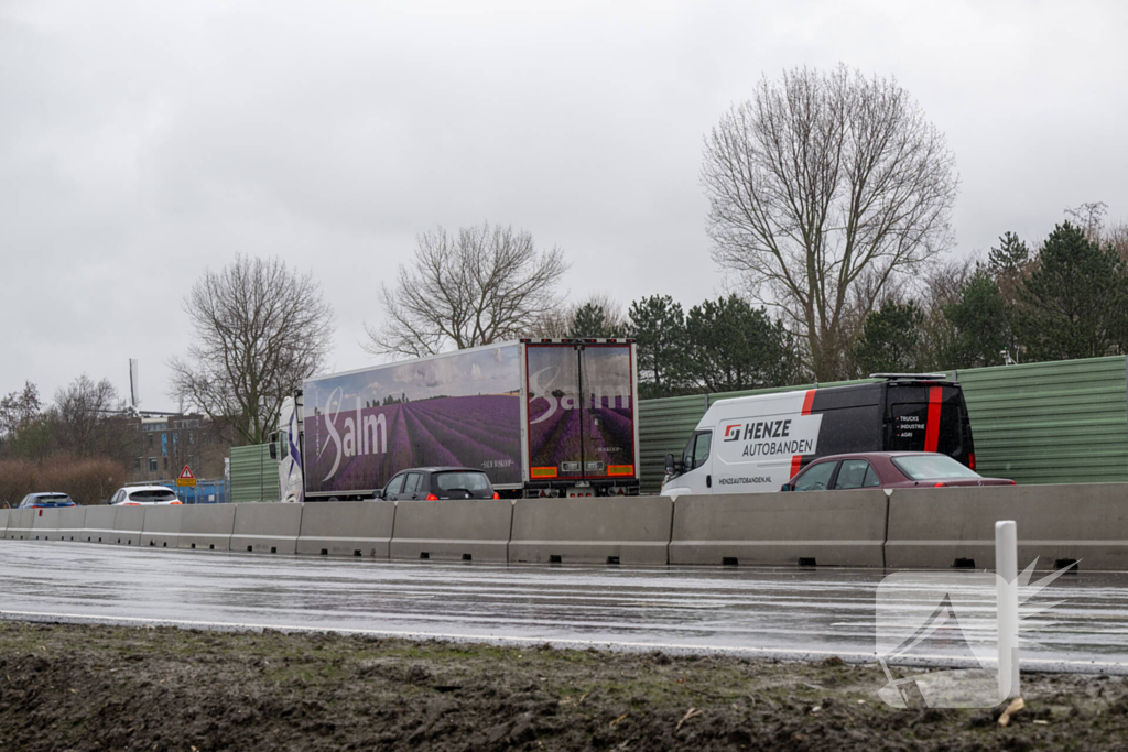 Vrachtwagen met klapband veroorzaakt flinke file