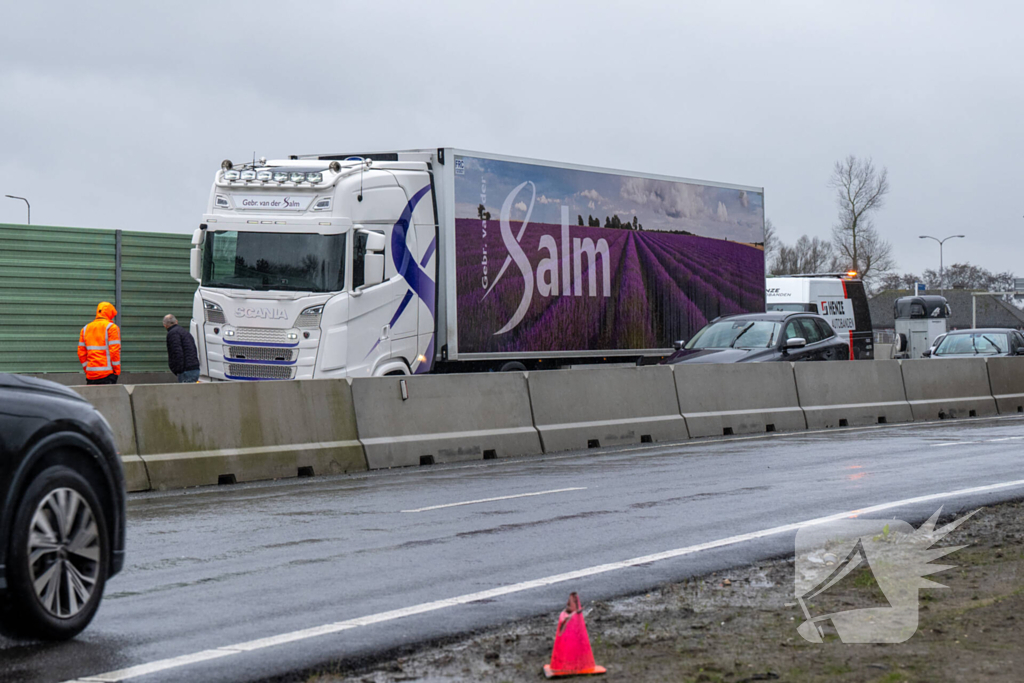 Vrachtwagen met klapband veroorzaakt flinke file