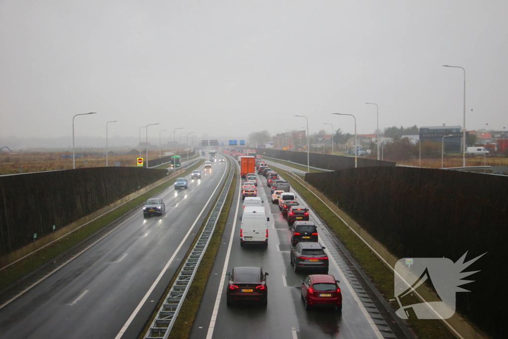 Vrachtwagen met klapband veroorzaakt flinke file