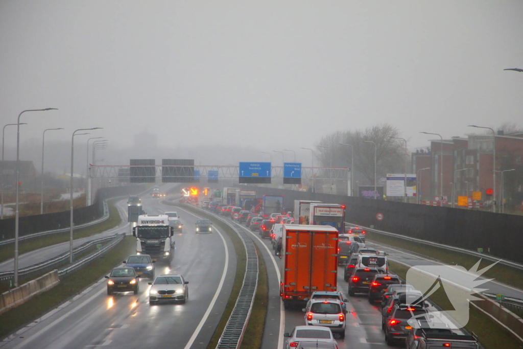 Vrachtwagen met klapband veroorzaakt flinke file