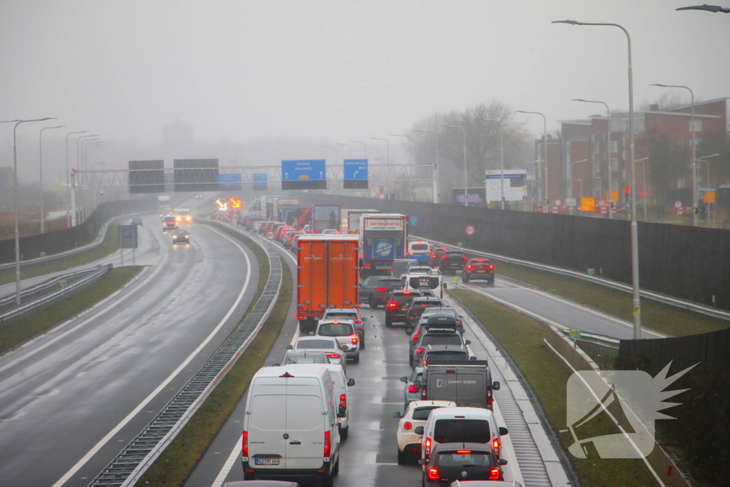 Vrachtwagen met klapband veroorzaakt flinke file