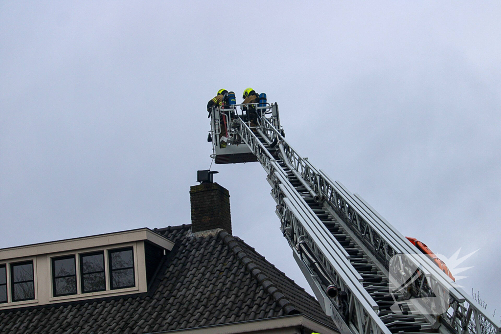 Brandweer verwijdert schoorsteen na brand