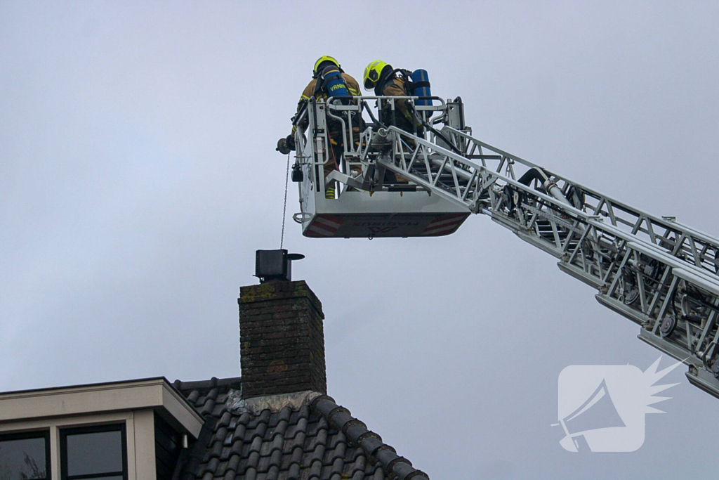 Brandweer verwijdert schoorsteen na brand