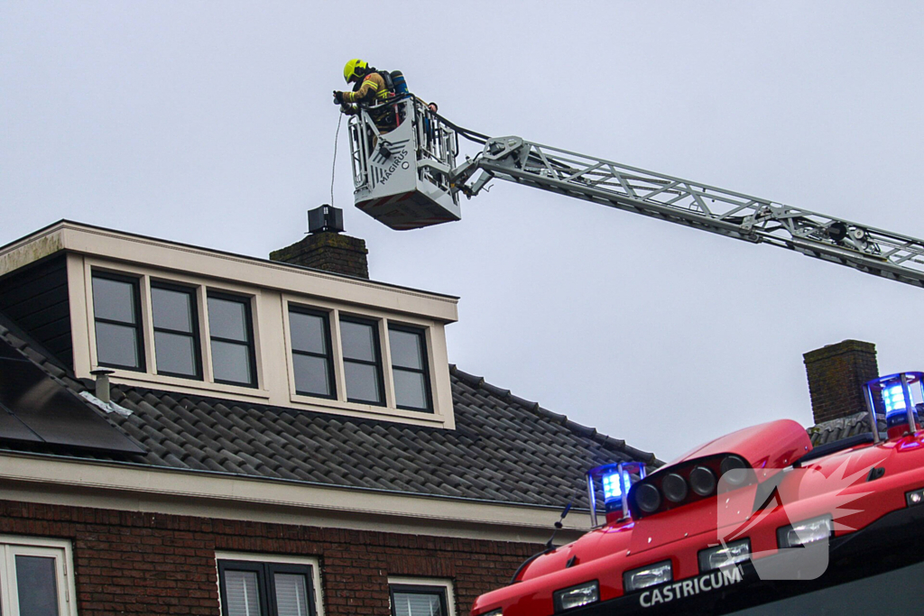 Brandweer verwijdert schoorsteen na brand