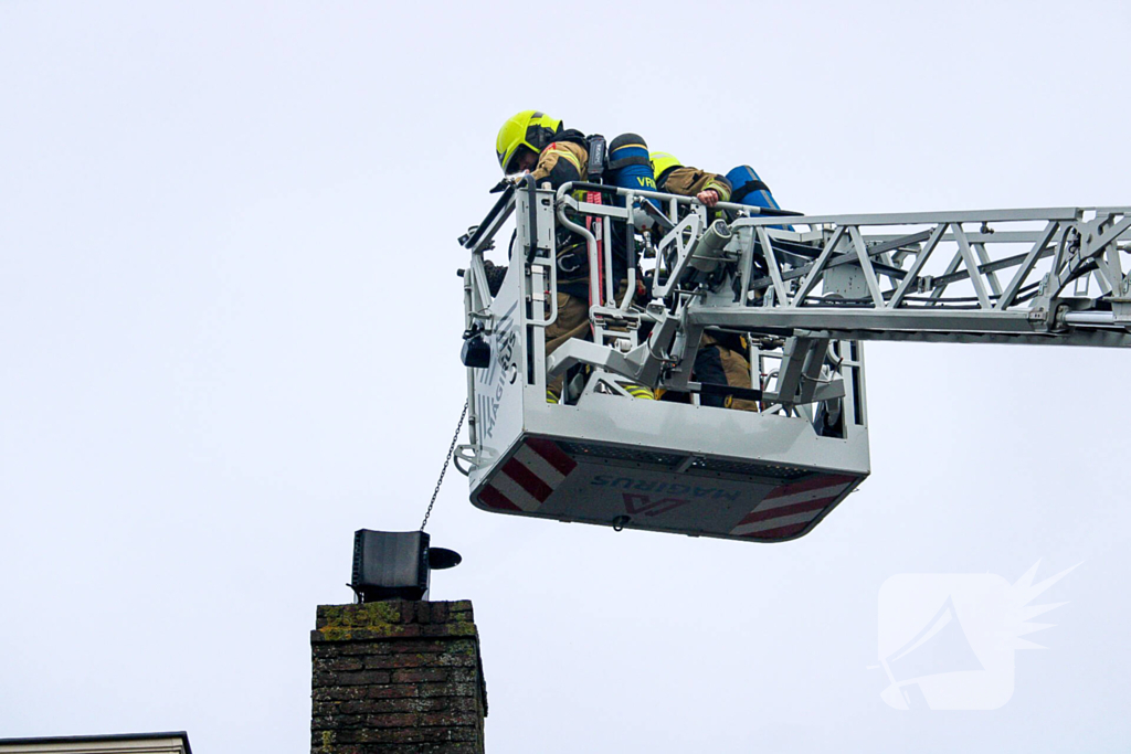 Brandweer verwijdert schoorsteen na brand