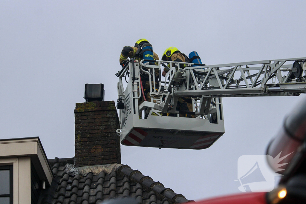 Brandweer verwijdert schoorsteen na brand