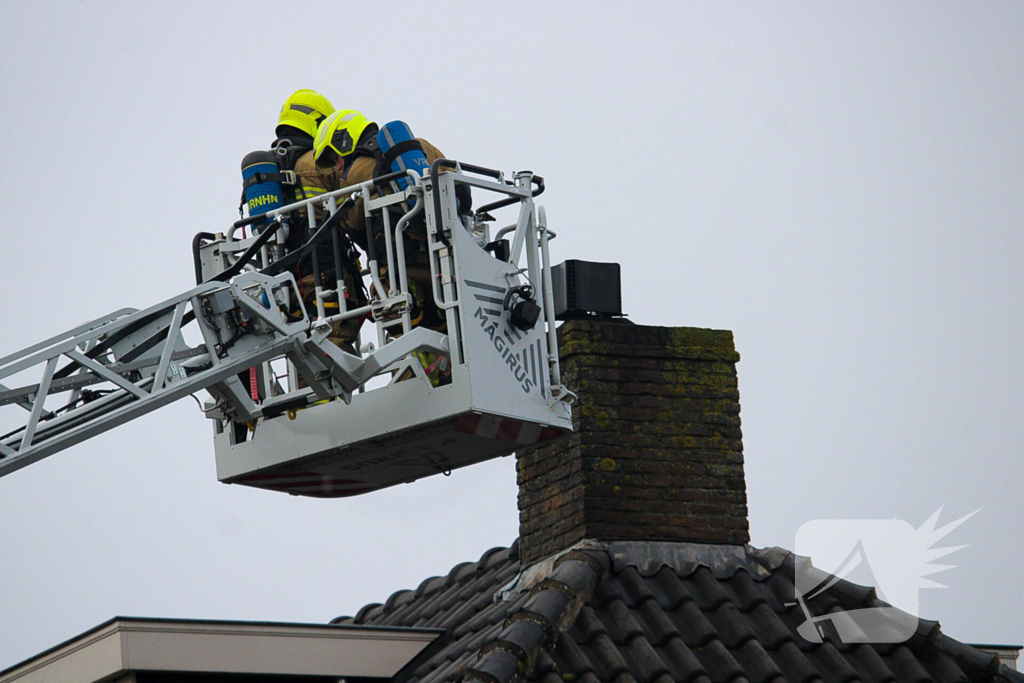 Brandweer verwijdert schoorsteen na brand