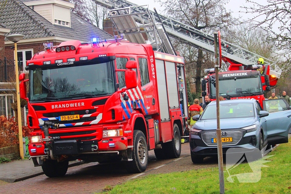 Brandweer verwijdert schoorsteen na brand