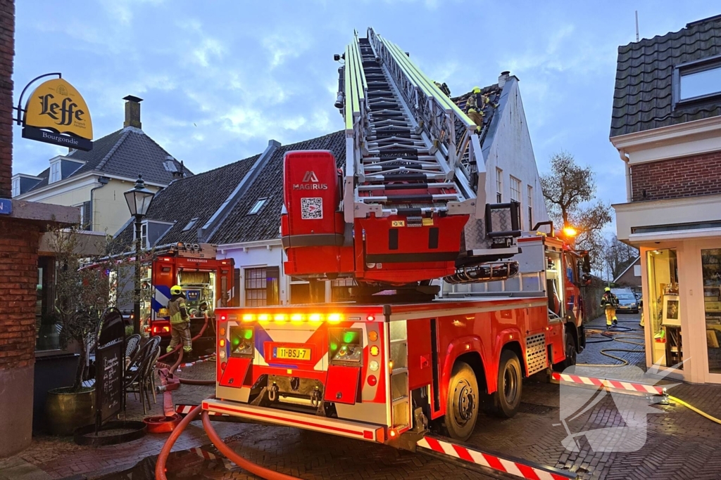 Brandweer ingezet voor brand woning met rietendak
