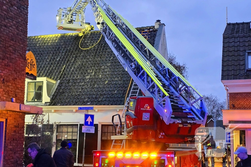 Brandweer ingezet voor brand woning met rietendak