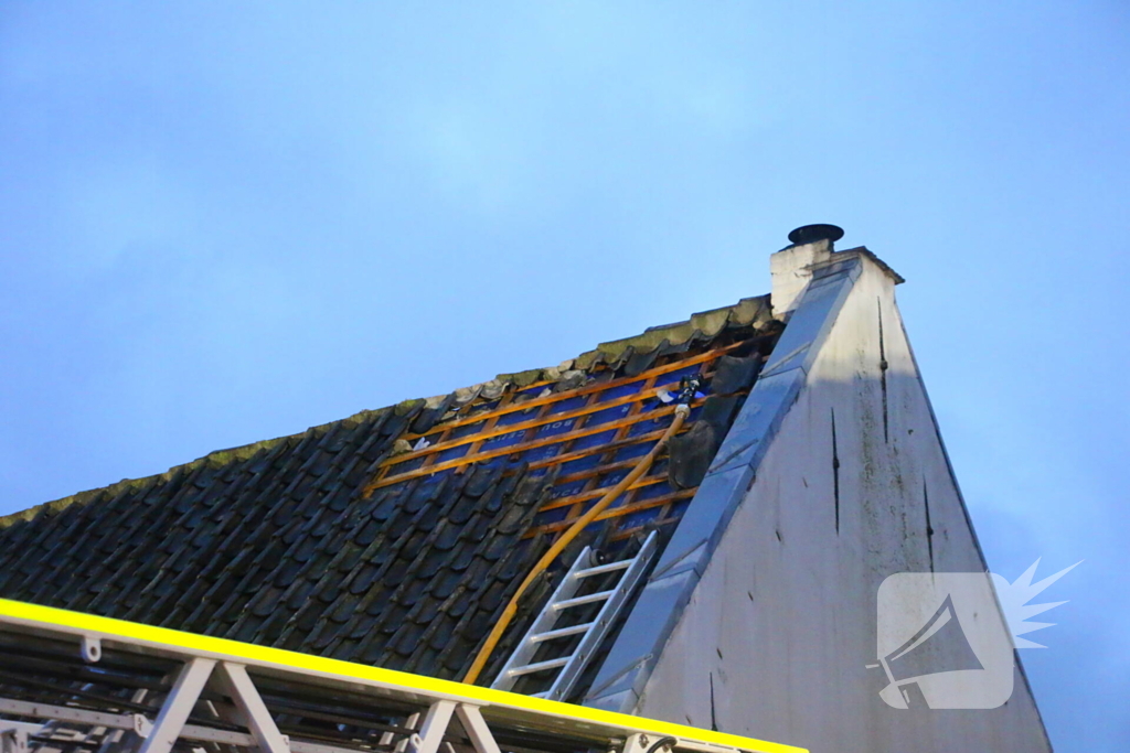 Brandweer ingezet voor brand woning met rietendak