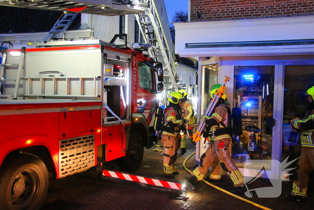 Brandweer ingezet voor brand woning met rietendak