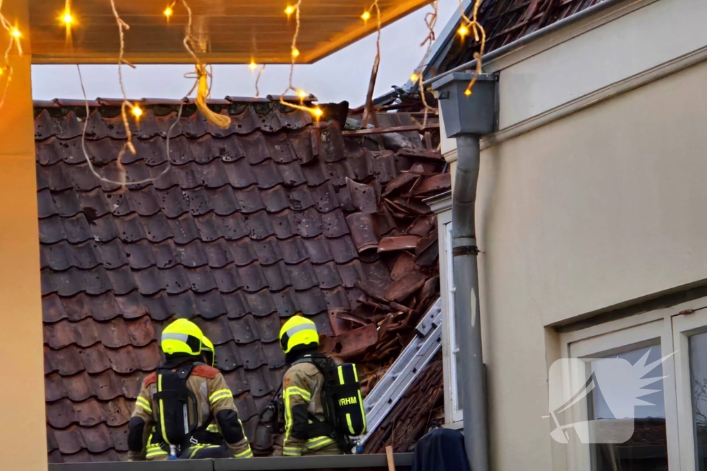 Brandweer ingezet voor brand woning met rietendak