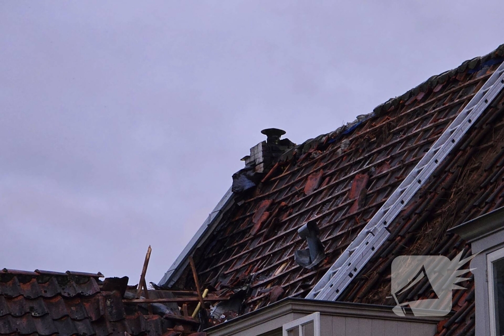 Brandweer ingezet voor brand woning met rietendak