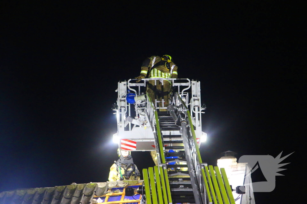 Brandweer ingezet voor brand woning met rietendak