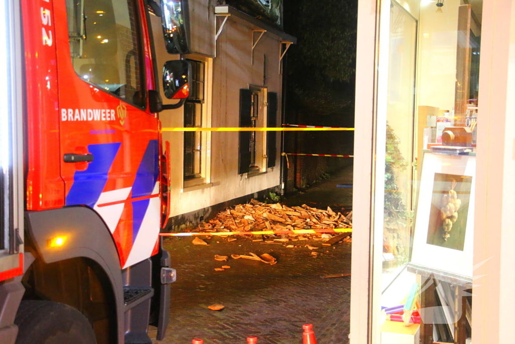 Brandweer ingezet voor brand woning met rietendak