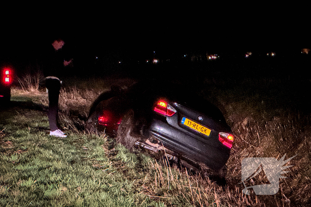 Automobilist raakt van de weg