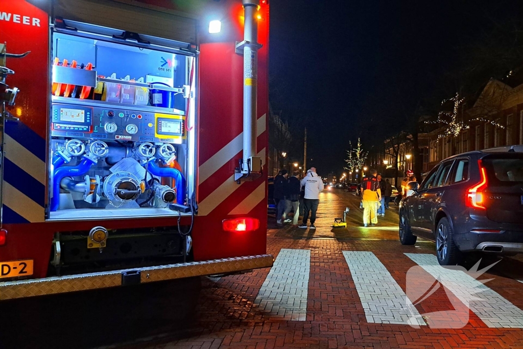 Persoon bekneld onder bestelbus