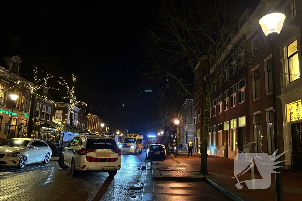 Persoon bekneld onder bestelbus