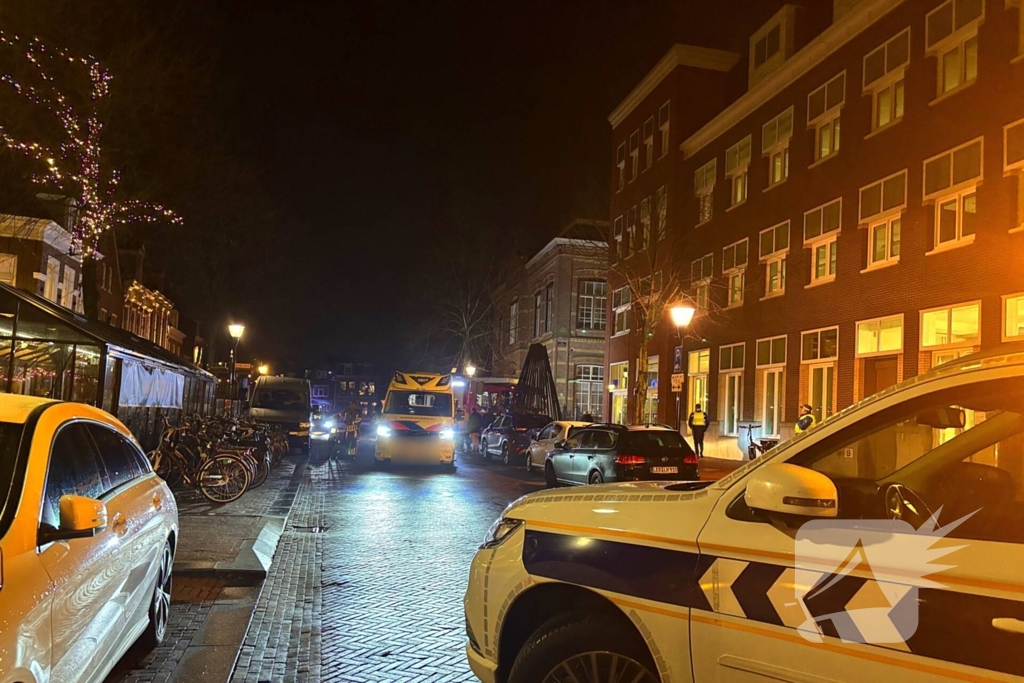 Persoon bekneld onder bestelbus