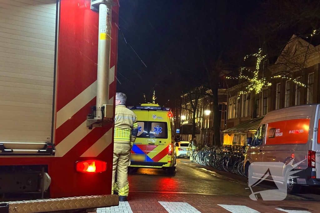 Persoon bekneld onder bestelbus