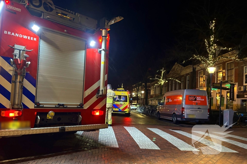 Persoon bekneld onder bestelbus