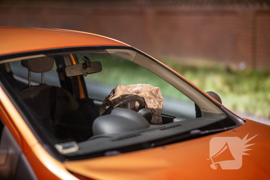 Forse schade bij aanrijding tussen twee voertuigen