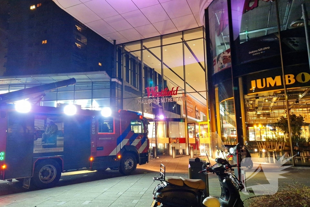 Brand veroorzaakt door vuurwerk bij winkelcentrum