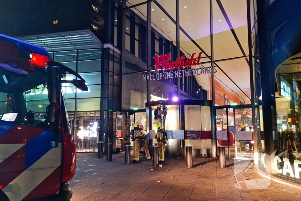 Brand veroorzaakt door vuurwerk bij winkelcentrum