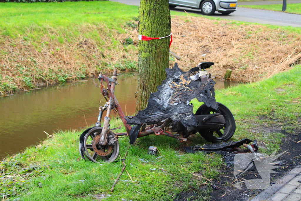 Scooter in brand op wegdek aangetroffen