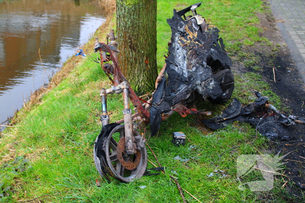 Scooter in brand op wegdek aangetroffen