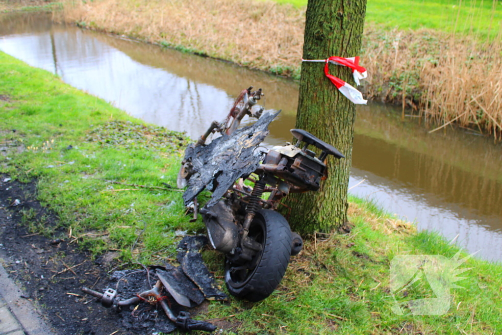 Scooter in brand op wegdek aangetroffen