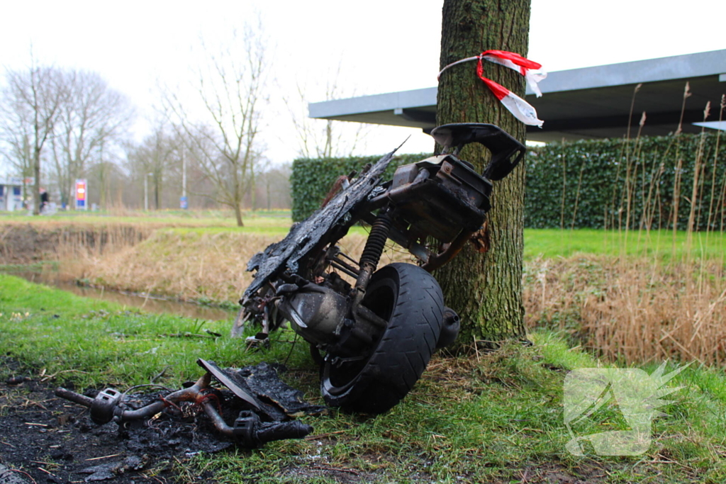Scooter in brand op wegdek aangetroffen