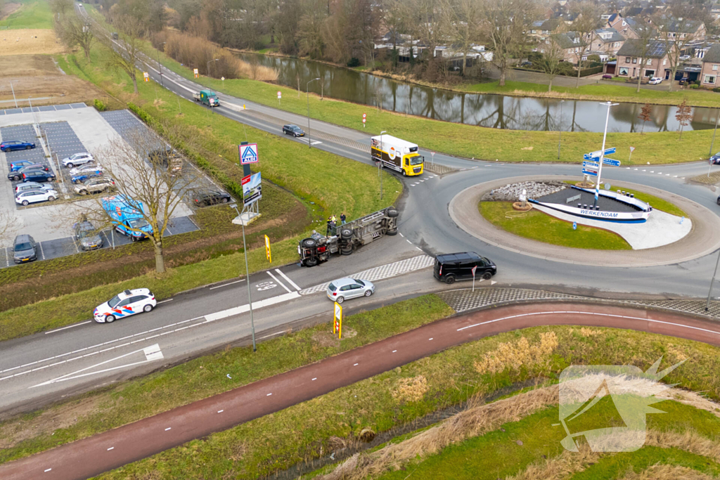 Oude vrachtwagen kantelt