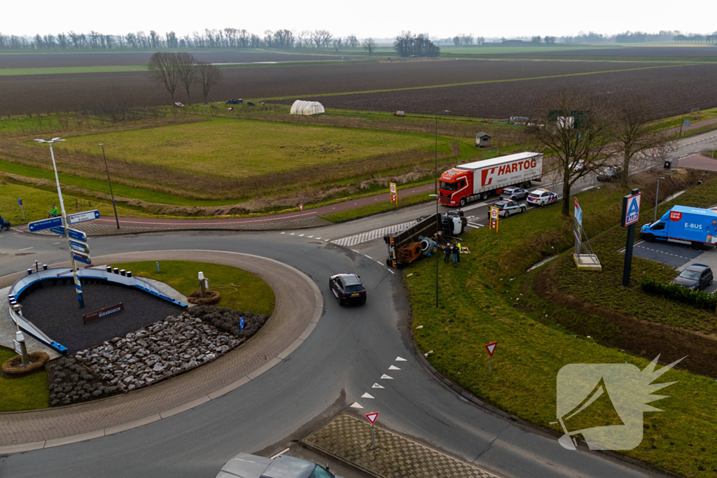 Oude vrachtwagen kantelt