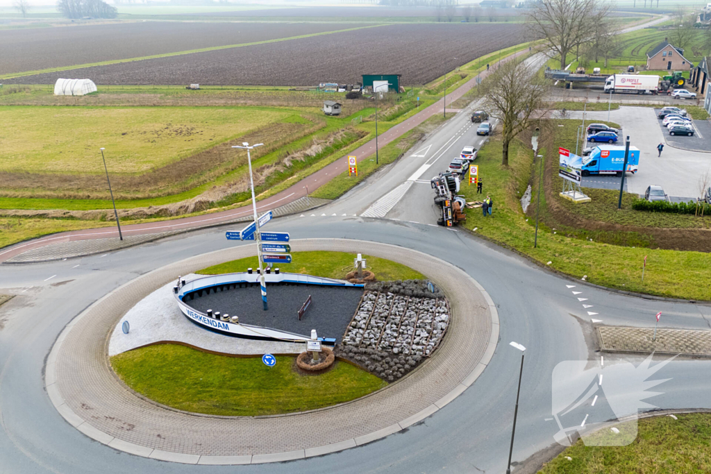 Oude vrachtwagen kantelt